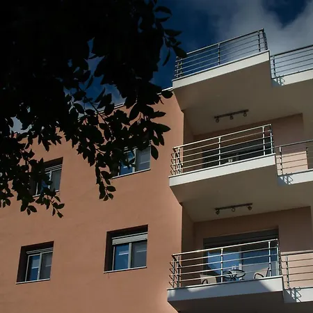 Laura Apartment *